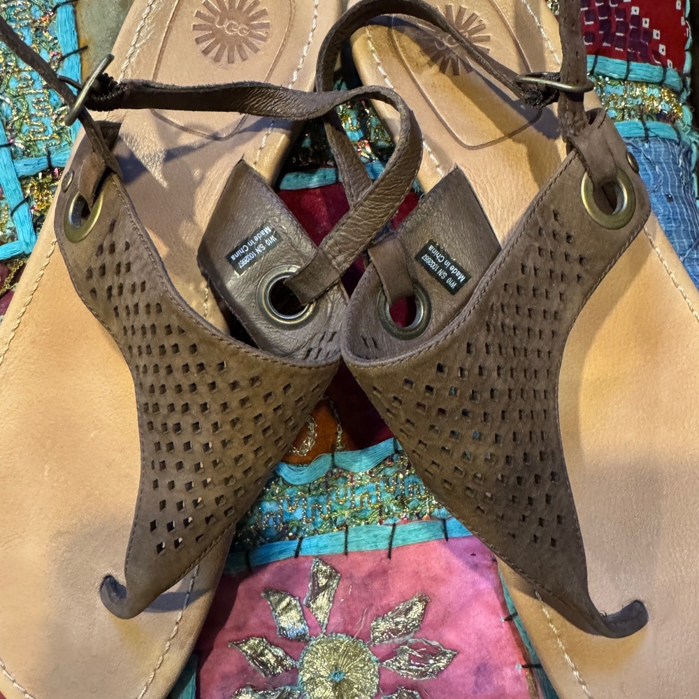 NWOT UGGS Elegant Brown Suede SANDALS with Cutout Design